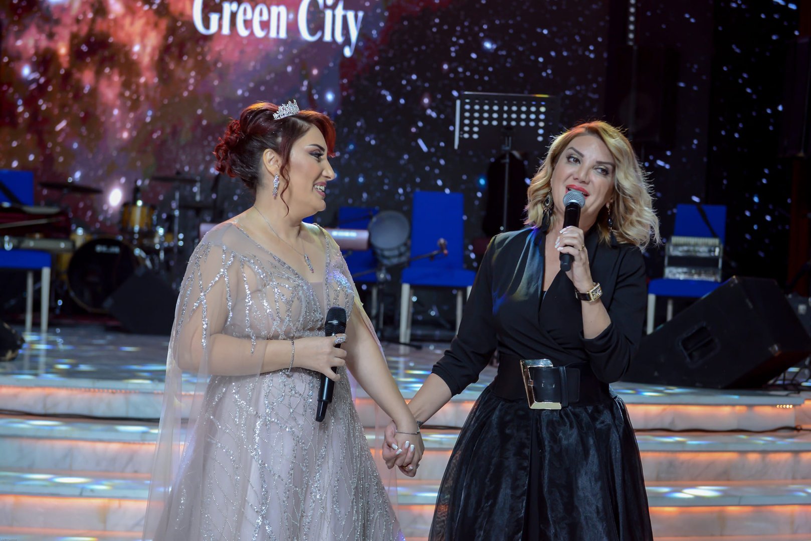 Математик и певица Улькер Гулиева провела творческий вечер в образе королевы (ФОТО)