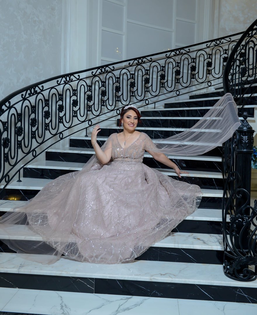 Математик и певица Улькер Гулиева провела творческий вечер в образе королевы (ФОТО)