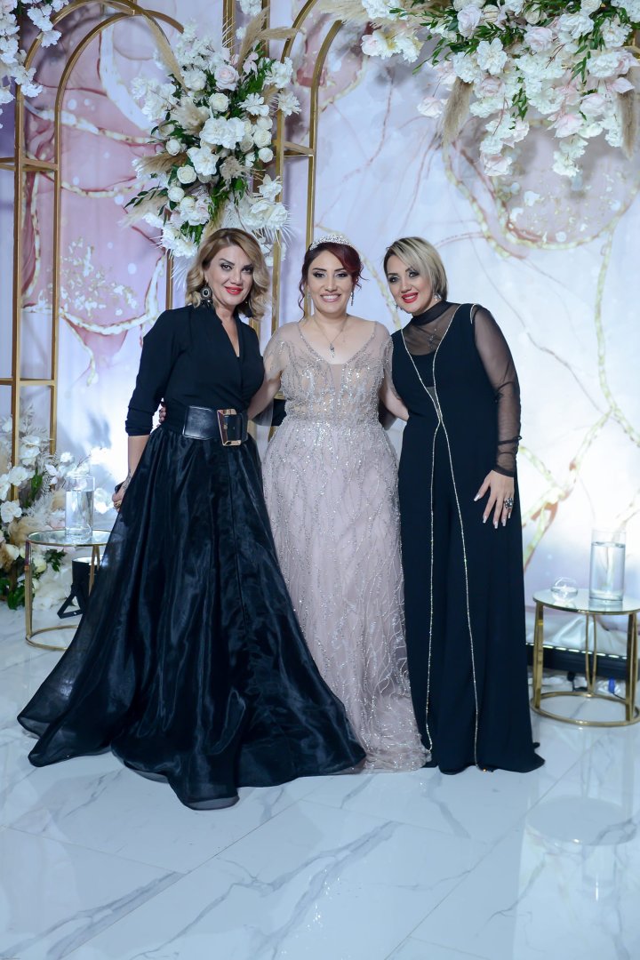 Математик и певица Улькер Гулиева провела творческий вечер в образе королевы (ФОТО)