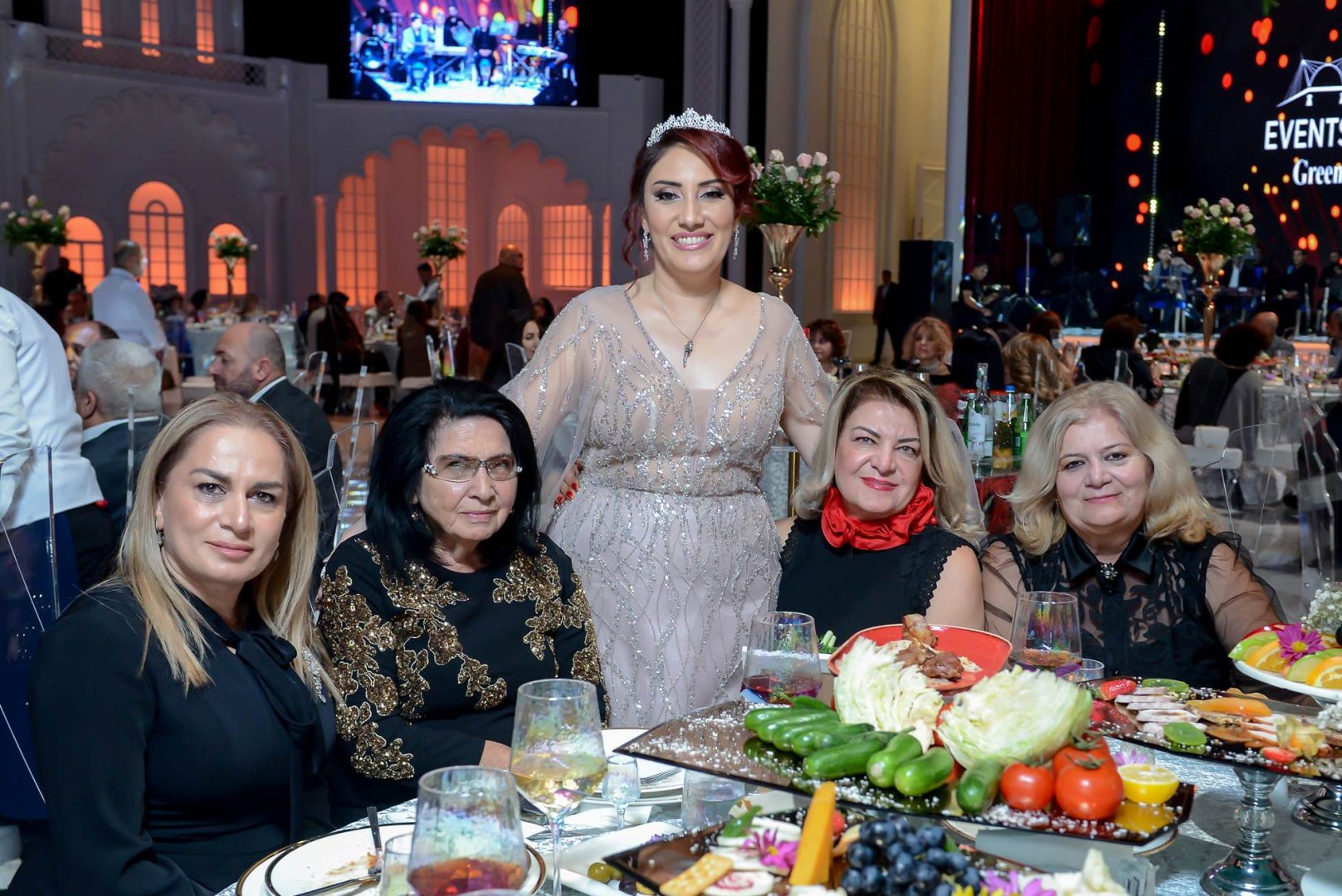 Математик и певица Улькер Гулиева провела творческий вечер в образе королевы (ФОТО)