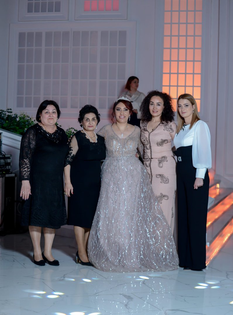 Математик и певица Улькер Гулиева провела творческий вечер в образе королевы (ФОТО)