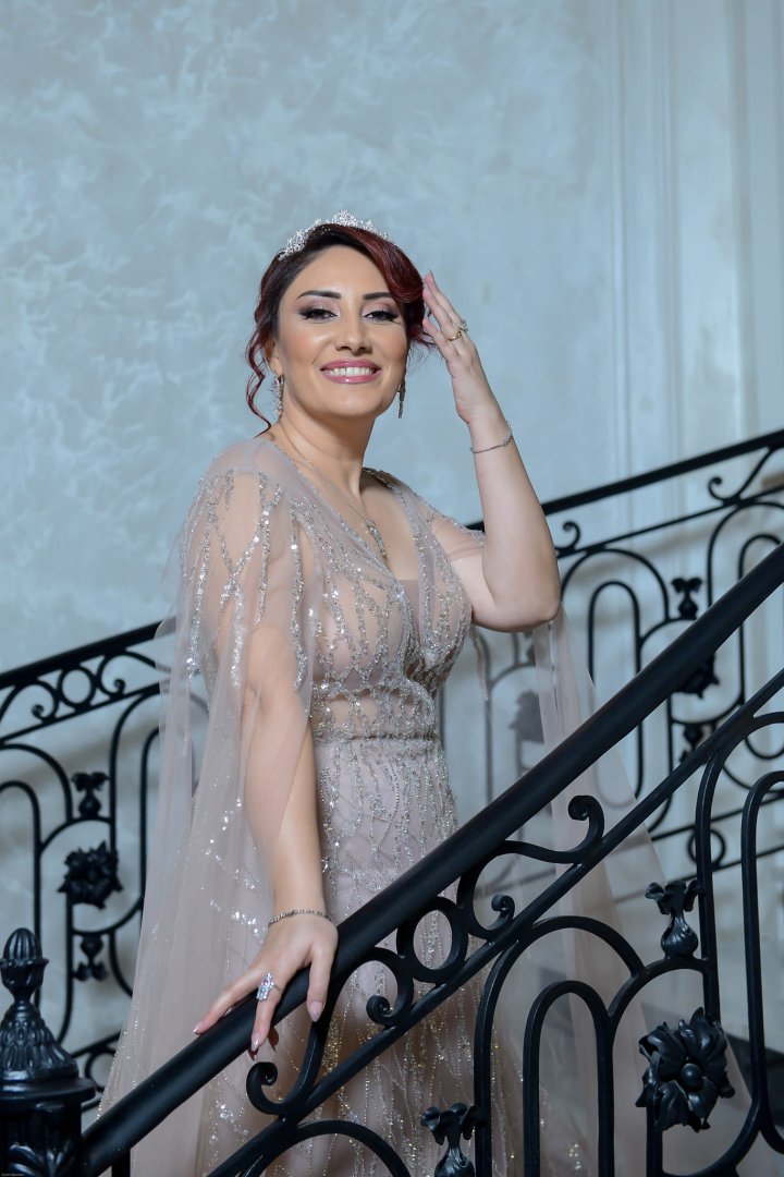 Математик и певица Улькер Гулиева провела творческий вечер в образе королевы (ФОТО)