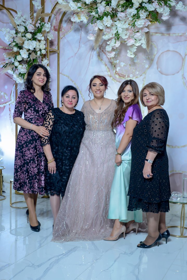 Математик и певица Улькер Гулиева провела творческий вечер в образе королевы (ФОТО)