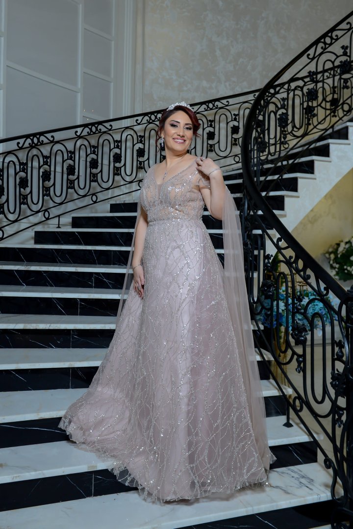 Математик и певица Улькер Гулиева провела творческий вечер в образе королевы (ФОТО)