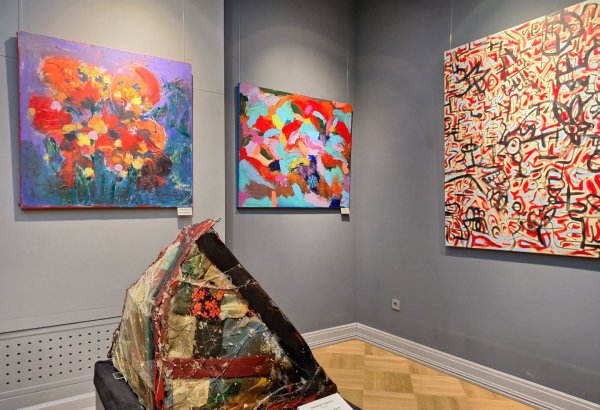 Увлекательный калейдоскоп и радуга ярких цветов в старинной части Баку (ФОТО)