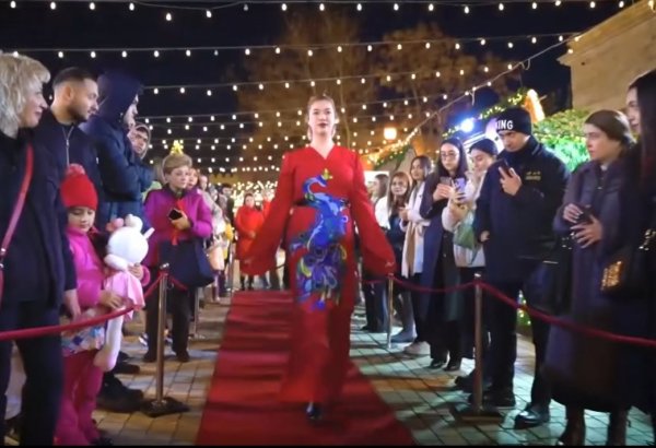 На открытом воздухе в Ичеришехер представлено дефиле Qurama Fashion (ВИДЕО)