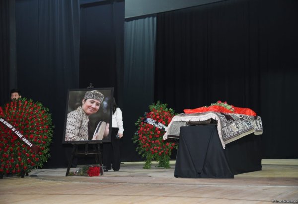 В Доме культуры имени Саттара Бахлулзаде прошла церемония прощания с Айгюн Бейляр (ФОТО)