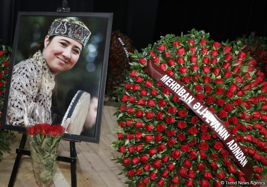 В Доме культуры имени Саттара Бахлулзаде прошла церемония прощания с Айгюн Бейляр (ФОТО)