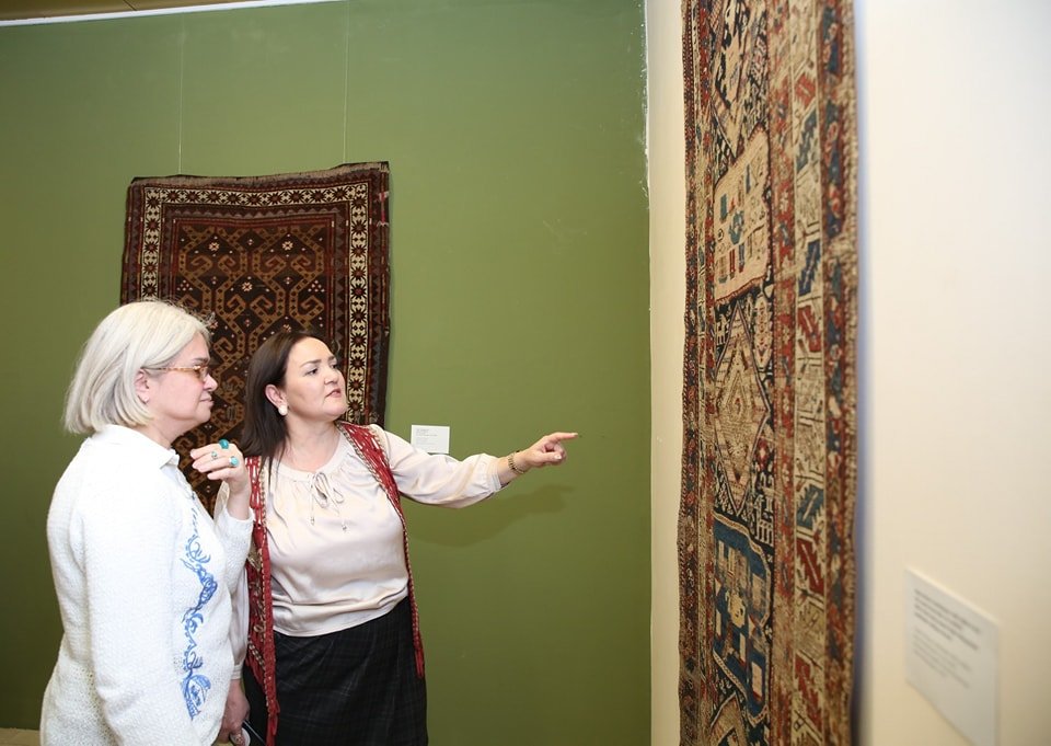 Достояние, неподвластное времени – выставка ковров, ювелирных изделий и вышивки в Баку (ФОТО)