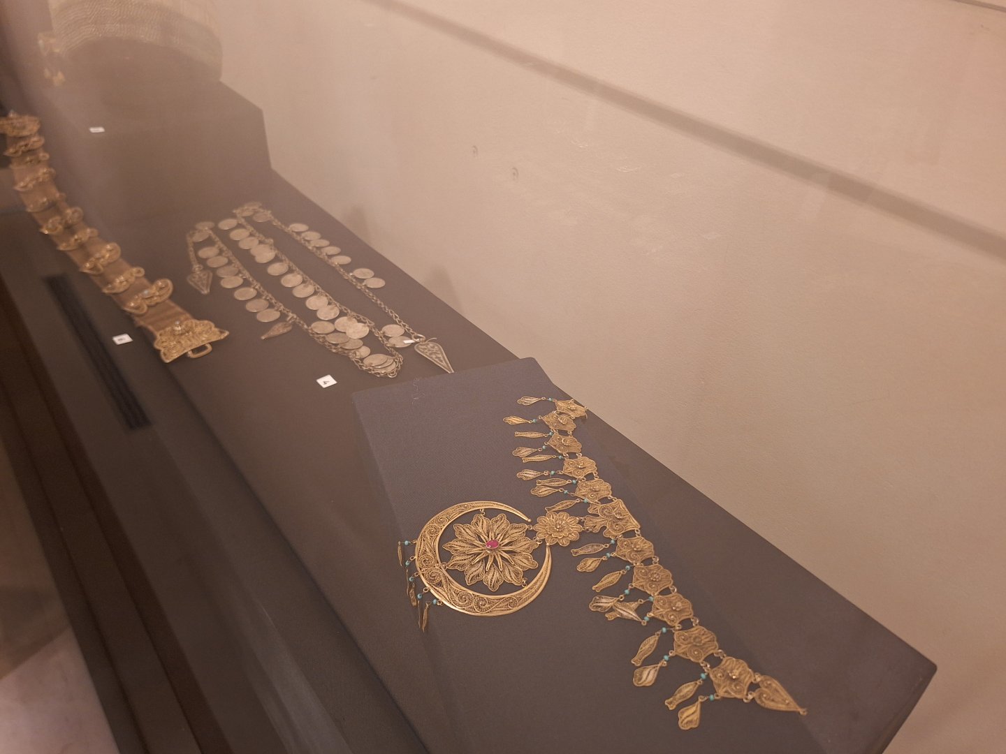 Достояние, неподвластное времени – выставка ковров, ювелирных изделий и вышивки в Баку (ФОТО)