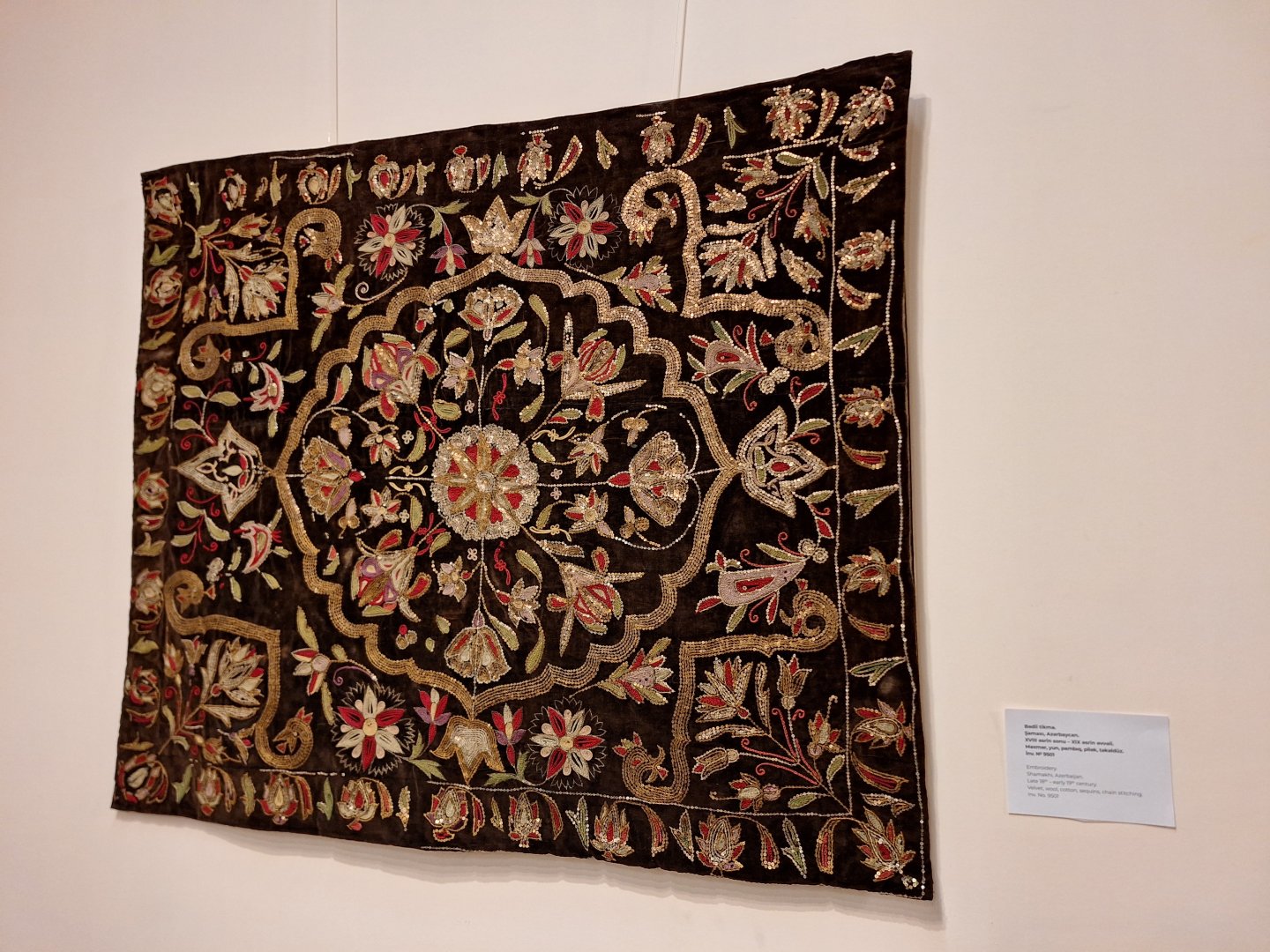 Достояние, неподвластное времени – выставка ковров, ювелирных изделий и вышивки в Баку (ФОТО)