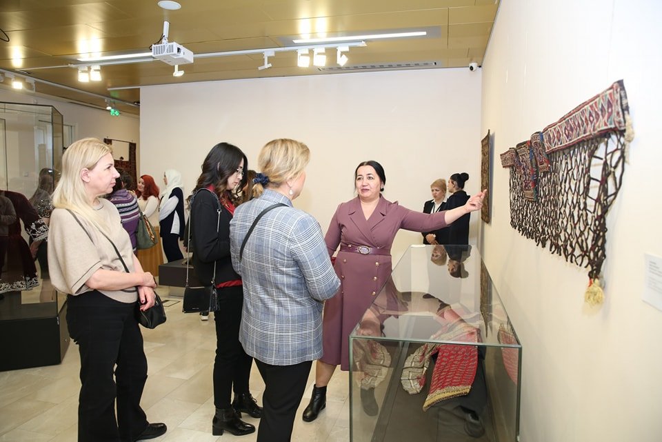 Достояние, неподвластное времени – выставка ковров, ювелирных изделий и вышивки в Баку (ФОТО)