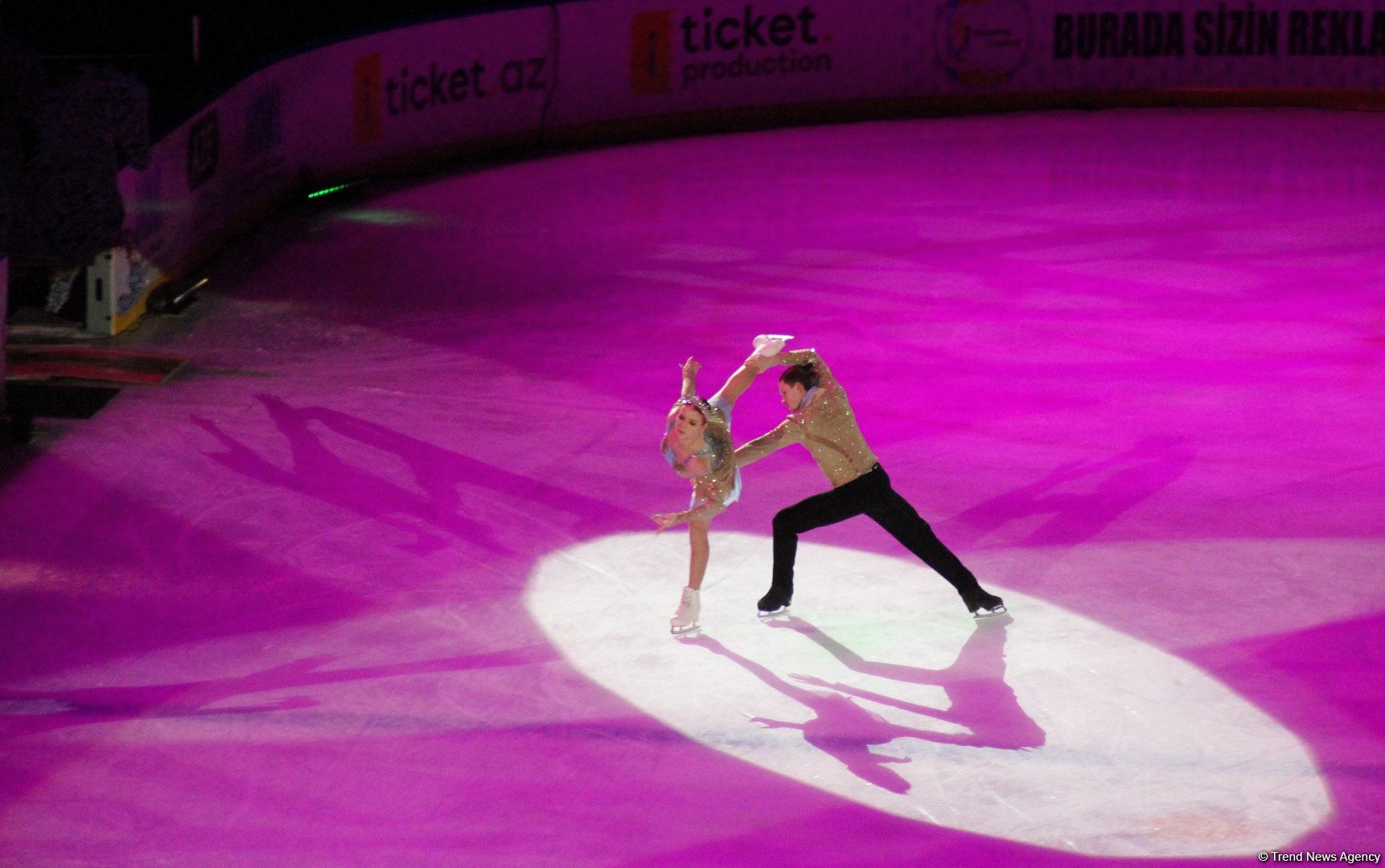 Впервые в Баку представлено феерическое шоу на льду "Сказки Евгения Плющенко" (ВИДЕО, ФОТО)