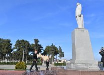 Президент Ильхам Алиев посетил памятник общенациональному лидеру Гейдару Алиеву в городе Нефтчала (ФОТО/ВИДЕО)