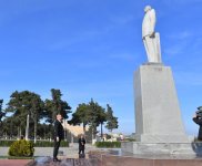 Президент Ильхам Алиев посетил памятник общенациональному лидеру Гейдару Алиеву в городе Нефтчала (ФОТО/ВИДЕО)