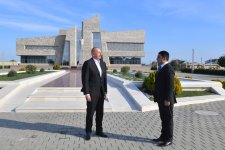 Президент Ильхам Алиев посетил памятник общенациональному лидеру Гейдару Алиеву в городе Нефтчала (ФОТО/ВИДЕО)
