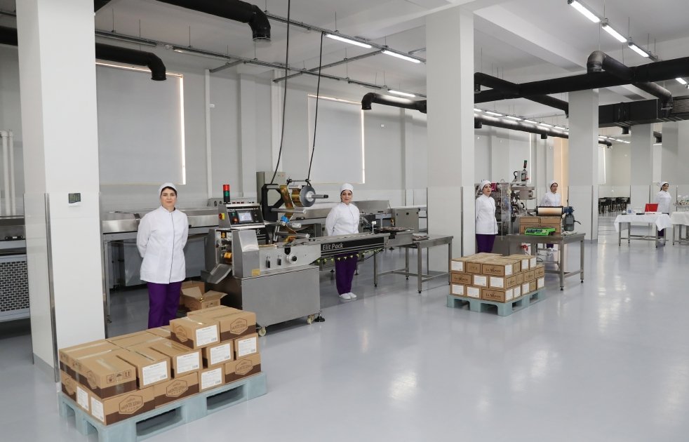 Президент Ильхам Алиев ознакомился с деятельностью предприятия по производству кондитерских изделий в Лянкяране (ФОТО/ВИДЕО)