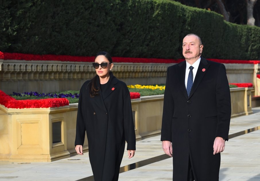 Президент Ильхам Алиев и Первая леди Мехрибан Алиева посетили Шехидляр хиябаны в связи с 34-й годовщиной трагедии 20 Января (ФОТО/ВИДЕО)