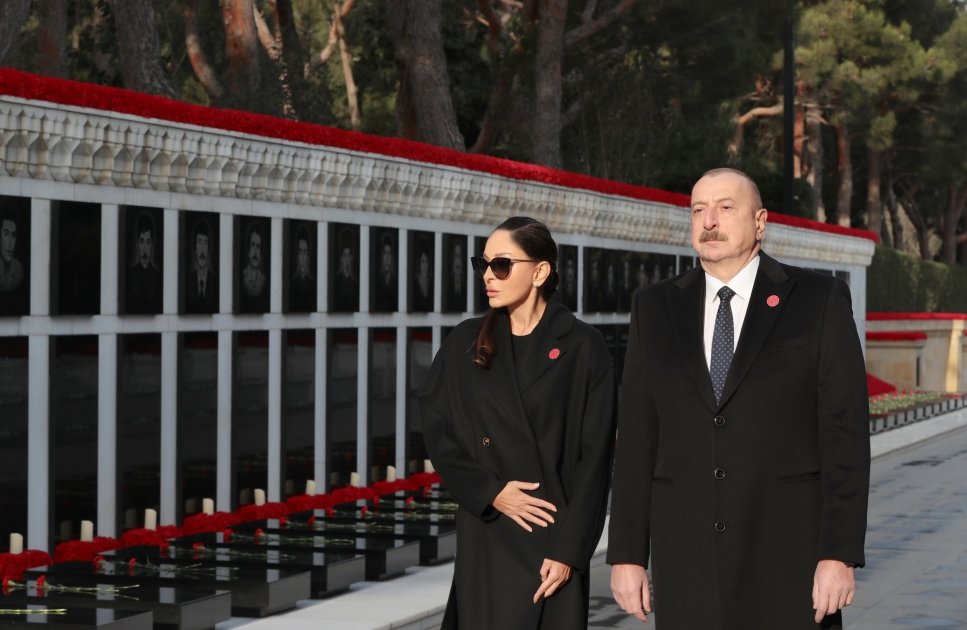 Президент Ильхам Алиев и Первая леди Мехрибан Алиева посетили Шехидляр хиябаны в связи с 34-й годовщиной трагедии 20 Января (ФОТО/ВИДЕО)