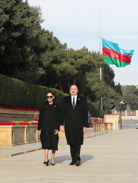 Президент Ильхам Алиев и Первая леди Мехрибан Алиева посетили Шехидляр хиябаны в связи с 34-й годовщиной трагедии 20 Января (ФОТО/ВИДЕО)