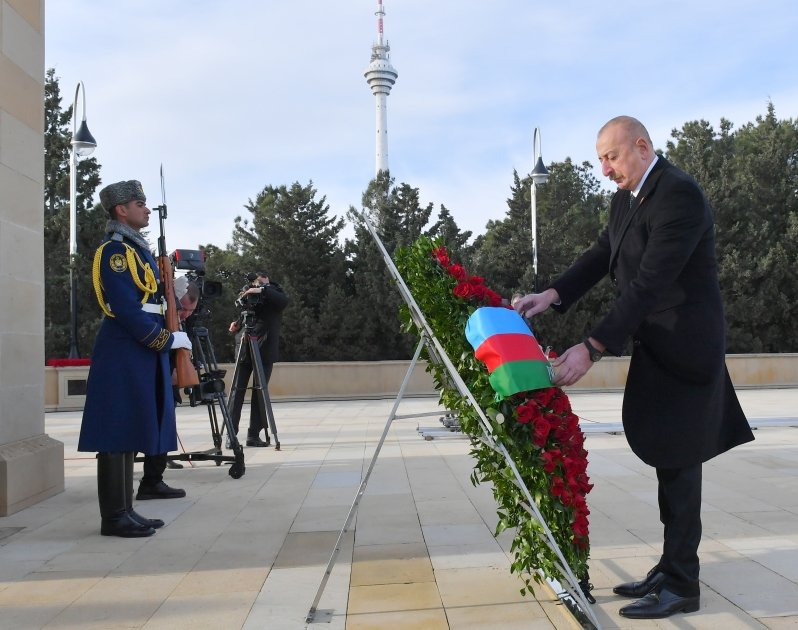 Президент Ильхам Алиев и Первая леди Мехрибан Алиева посетили Шехидляр хиябаны в связи с 34-й годовщиной трагедии 20 Января (ФОТО/ВИДЕО)