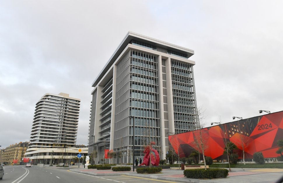 Президент Ильхам Алиев ознакомился с работами по строительству и благоустройству в Центральном парковом квартале и условиями, созданными в Офисном здании Белого города Баку (ФОТО)