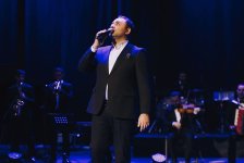 Маэстро эстрады Мубариз Тагиев отметил день рождения первым соло-концертом в Гяндже (ФОТО)