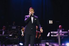 Маэстро эстрады Мубариз Тагиев отметил день рождения первым соло-концертом в Гяндже (ФОТО)