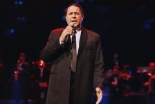 Маэстро эстрады Мубариз Тагиев отметил день рождения первым соло-концертом в Гяндже (ФОТО)