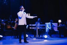 Маэстро эстрады Мубариз Тагиев отметил день рождения первым соло-концертом в Гяндже (ФОТО)