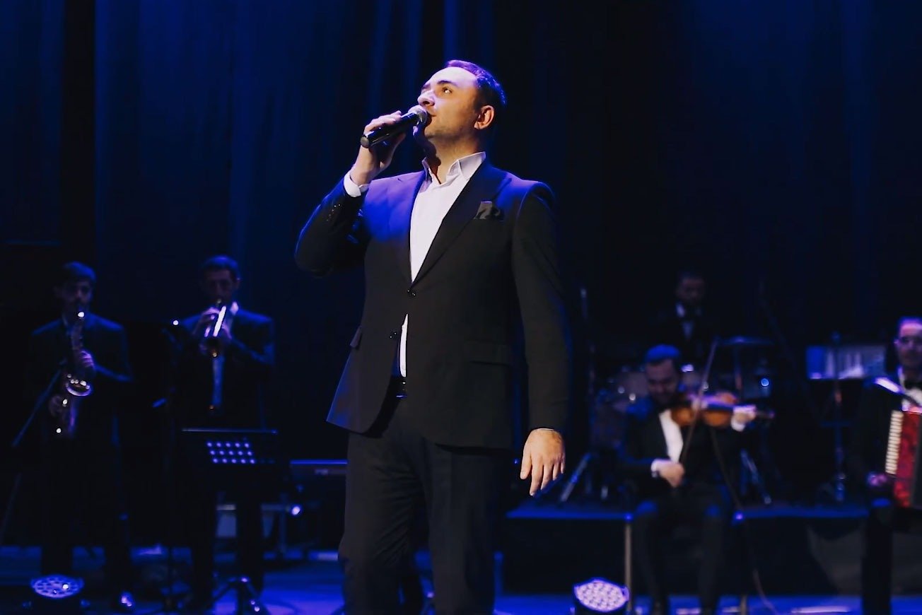 Маэстро эстрады Мубариз Тагиев отметил день рождения первым соло-концертом в Гяндже (ФОТО)