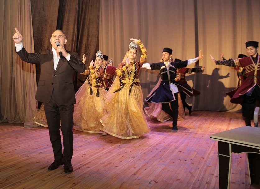 "Qonağımız var" – встреча заслуженного артиста Азербайджана Адалята Шукюрова с поклонниками (ФОТО)