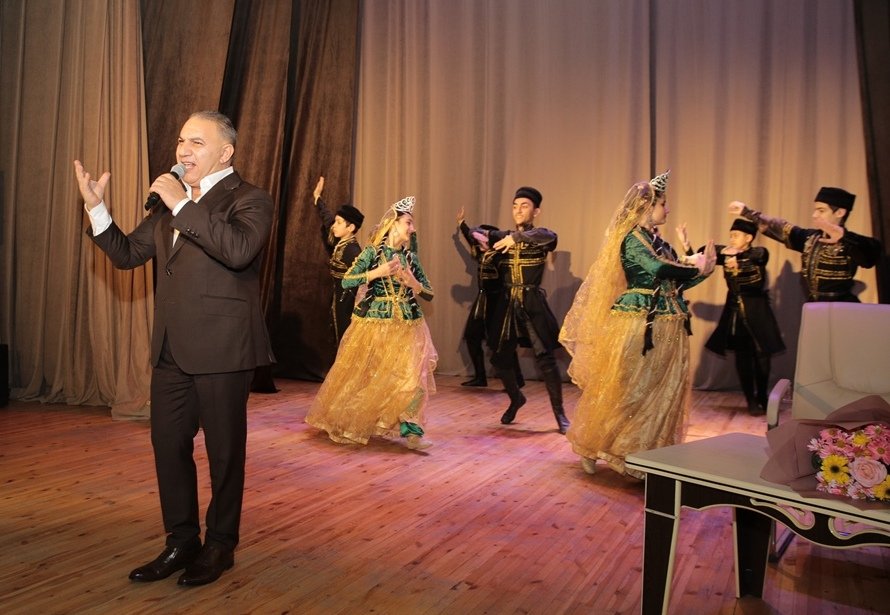 "Qonağımız var" – встреча заслуженного артиста Азербайджана Адалята Шукюрова с поклонниками (ФОТО)