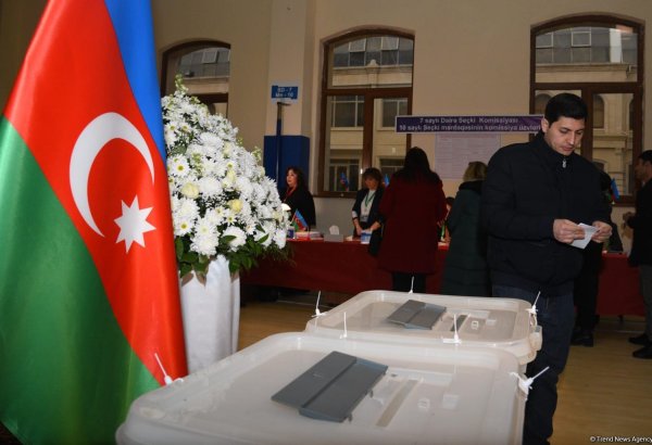 Наблюдается наплыв избирателей на участках, созданных в школе №132-134 в Баку (ФОТО/ВИДЕО)