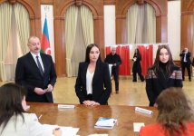 Президент Ильхам Алиев, Первая леди Мехрибан Алиева и члены их семьи проголосовали в Ханкенди (ФОТО/ВИДЕО)