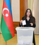 Президент Ильхам Алиев, Первая леди Мехрибан Алиева и члены их семьи проголосовали в Ханкенди (ФОТО/ВИДЕО)