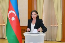 Президент Ильхам Алиев, Первая леди Мехрибан Алиева и члены их семьи проголосовали в Ханкенди (ФОТО/ВИДЕО)