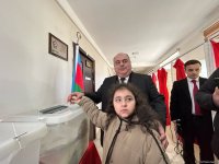 Независимый кандидат Фуад Алиев проголосовал на президентских выборах в Азербайджане (ФОТО)