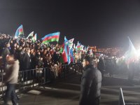В парке Центра Гейдара Алиева в Баку празднуют победу Ильхама Алиева на президентских выборах (ФОТО/ВИДЕО)