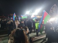 В парке Центра Гейдара Алиева в Баку празднуют победу Ильхама Алиева на президентских выборах (ФОТО/ВИДЕО)