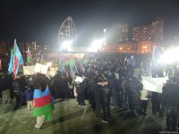 В парке Центра Гейдара Алиева в Баку празднуют победу Ильхама Алиева на президентских выборах (ФОТО/ВИДЕО)