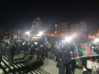 В парке Центра Гейдара Алиева в Баку празднуют победу Ильхама Алиева на президентских выборах (ФОТО/ВИДЕО)