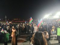 В парке Центра Гейдара Алиева в Баку празднуют победу Ильхама Алиева на президентских выборах (ФОТО/ВИДЕО)
