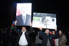 На улицах Баку празднуют победу Ильхама Алиева на президентских выборах (ФОТО/ВИДЕО)