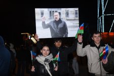 На улицах Баку празднуют победу Ильхама Алиева на президентских выборах (ФОТО/ВИДЕО)