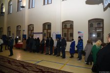 Наблюдается наплыв избирателей на участках, созданных в школе №132-134 в Баку (ФОТО/ВИДЕО)