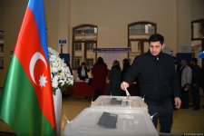 Наблюдается наплыв избирателей на участках, созданных в школе №132-134 в Баку (ФОТО/ВИДЕО)