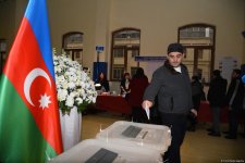 Наблюдается наплыв избирателей на участках, созданных в школе №132-134 в Баку (ФОТО/ВИДЕО)