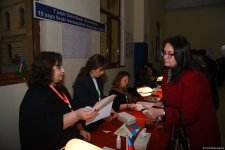 Наблюдается наплыв избирателей на участках, созданных в школе №132-134 в Баку (ФОТО/ВИДЕО)