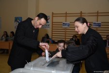 Наблюдается наплыв избирателей на участках, созданных в школе №132-134 в Баку (ФОТО/ВИДЕО)